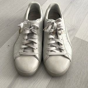 Used men’s white puma sneakers size 10